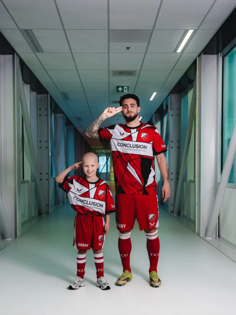 El FC Utrecht presenta su cuarta camiseta 2025-2026 diseñada por un niño