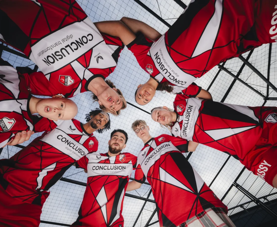 El FC Utrecht presenta su cuarta camiseta 2025-2026 diseñada por un niño