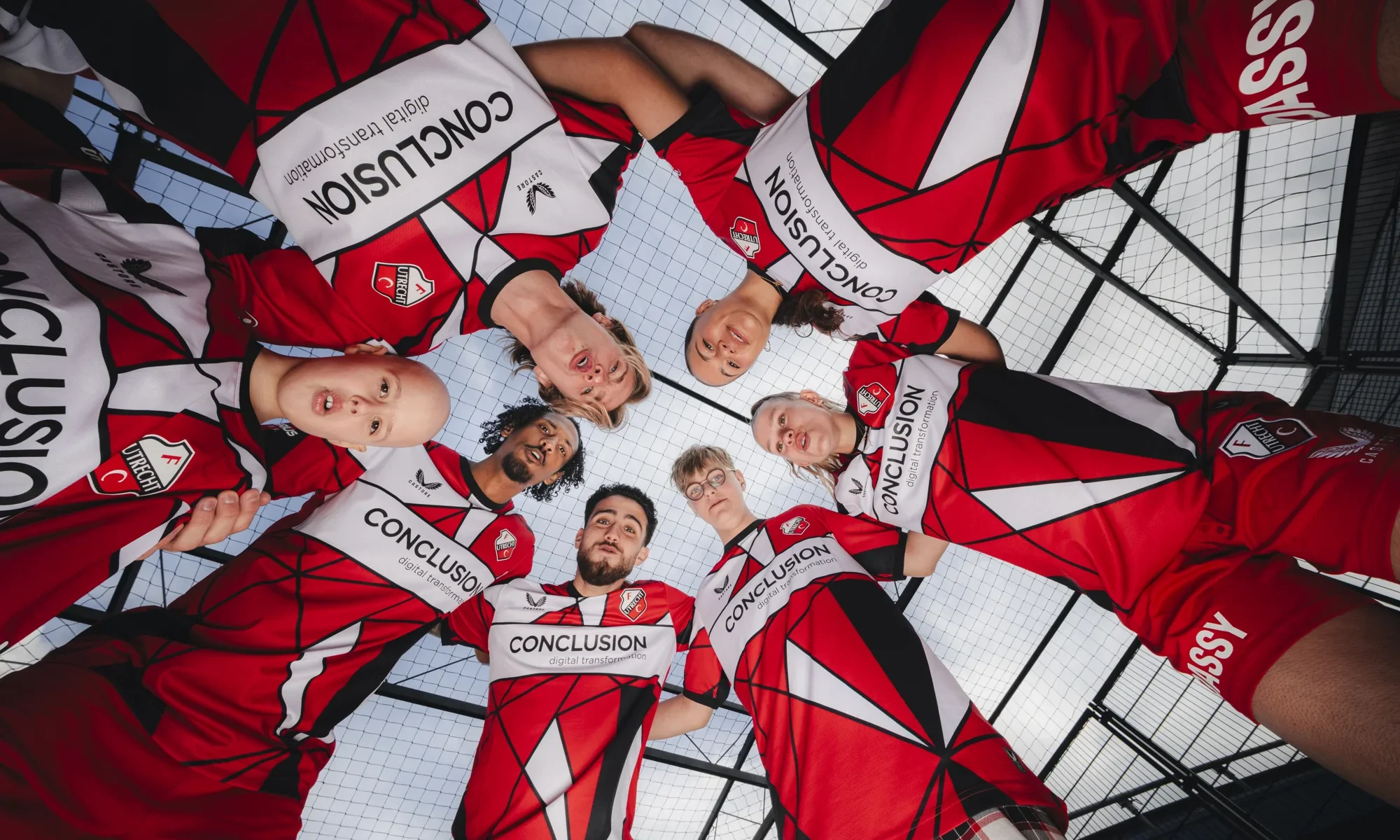 El FC Utrecht presenta su cuarta camiseta 2025-2026 diseñada por un niño