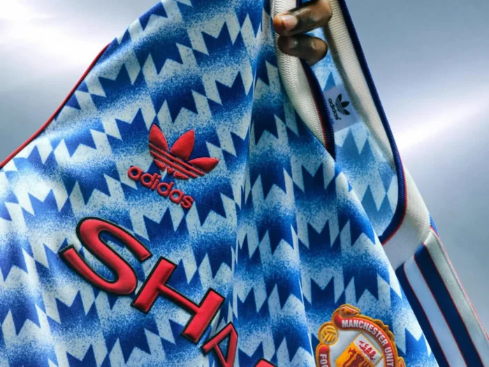 El Manchester United recupera su mítica camiseta de los copos de nieve