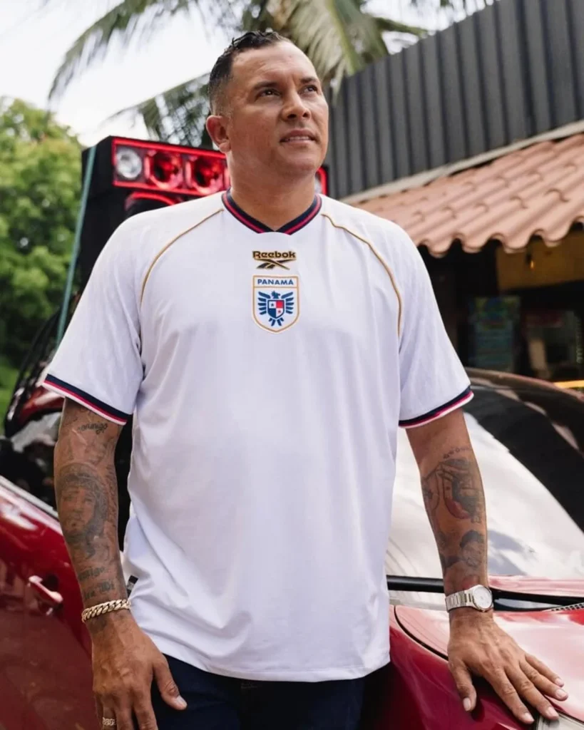 El águila harpía vuela en las tres camisetas de Panamá para el Mundial 2026