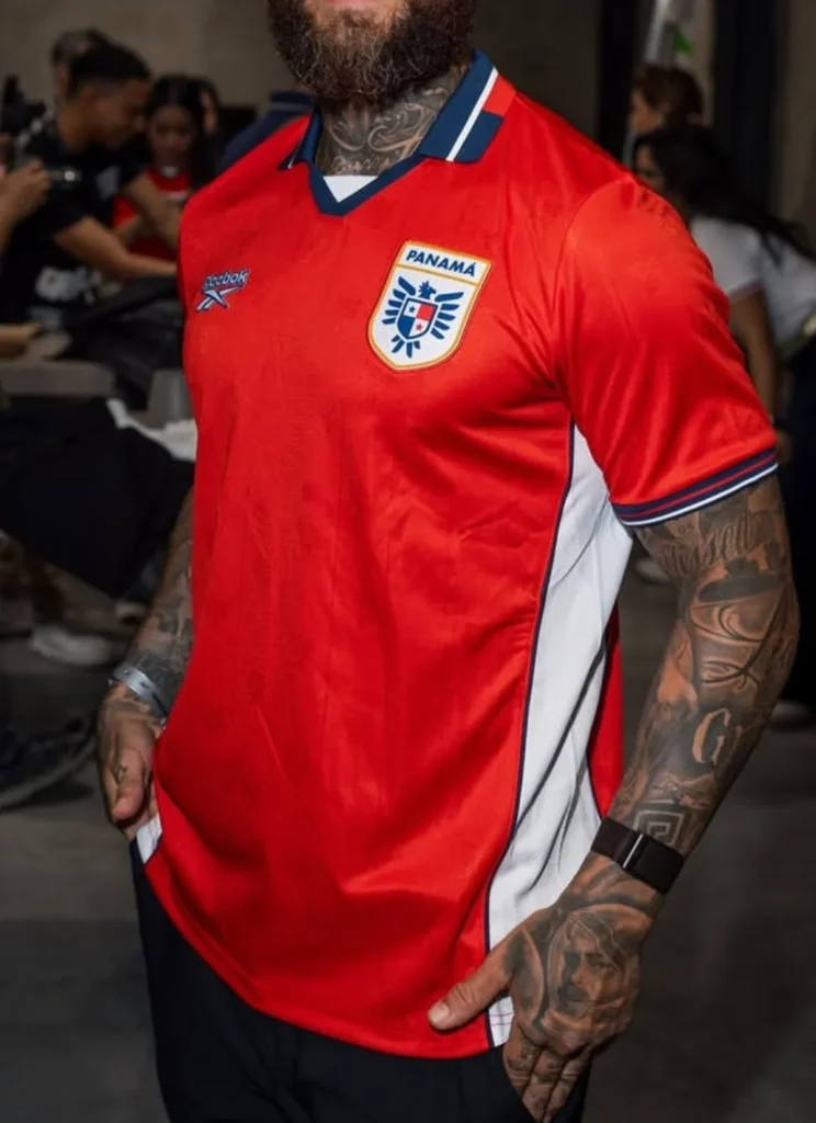 El águila harpía vuela en las tres camisetas de Panamá para el Mundial 2026