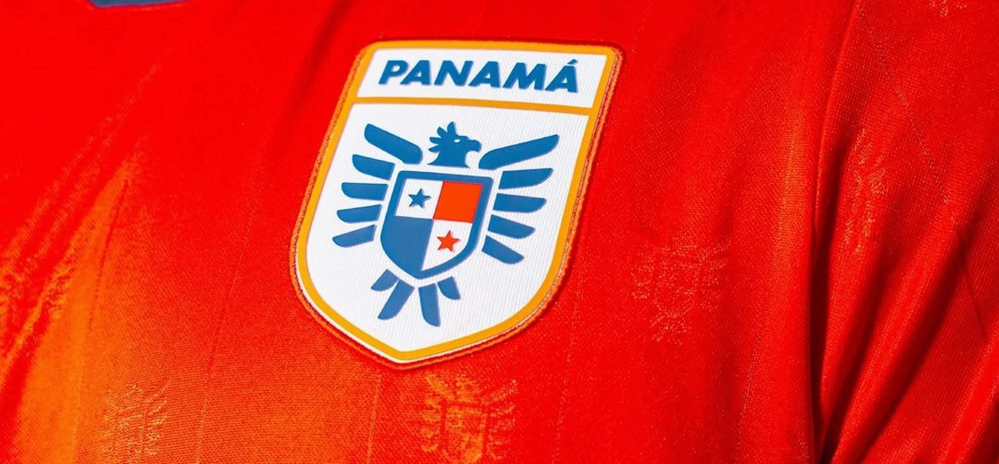 El águila harpía vuela en las tres camisetas de Panamá para el Mundial 2026