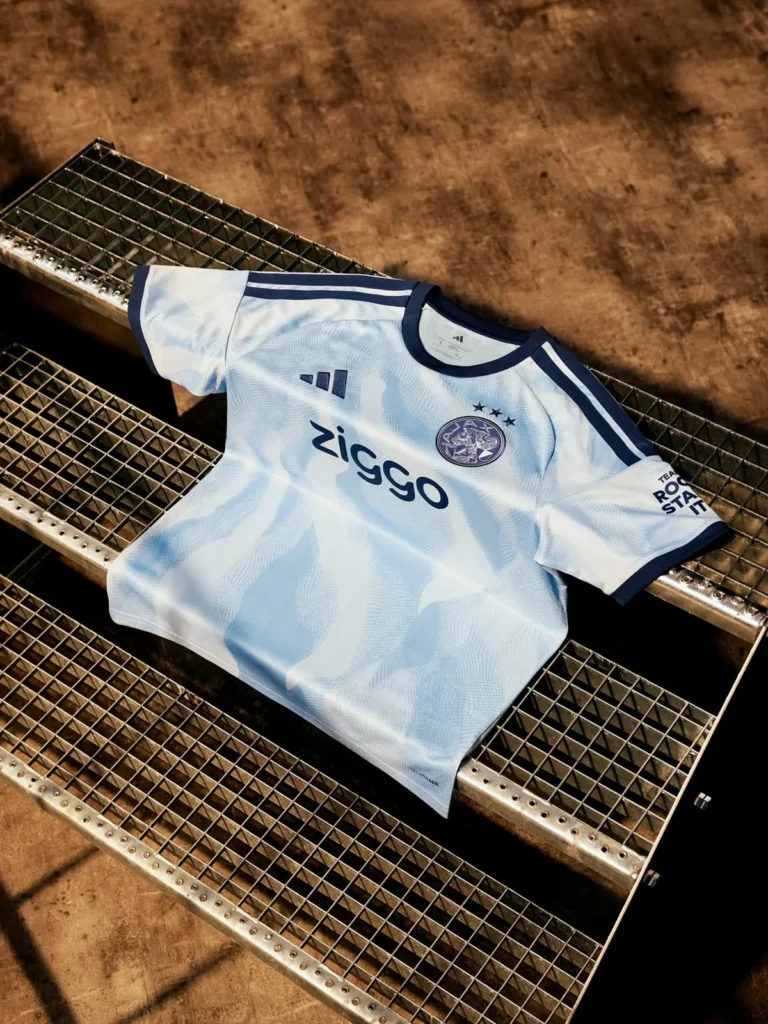 La tercera camiseta del Ajax 2026-2027 rescata el azul celeste de su historia