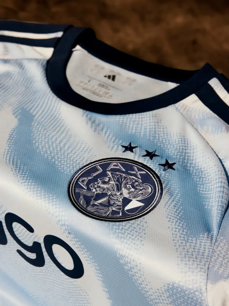 La tercera camiseta del Ajax 2026-2027 rescata el azul celeste de su historia
