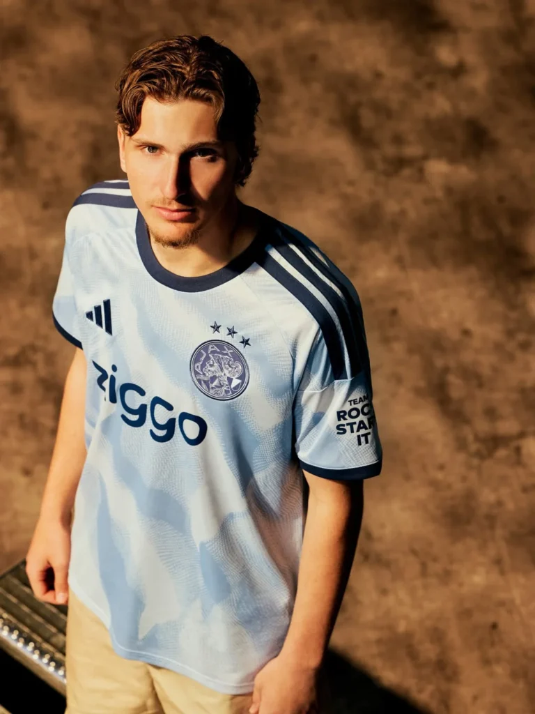 La tercera camiseta del Ajax 2026-2027 rescata el azul celeste de su historia