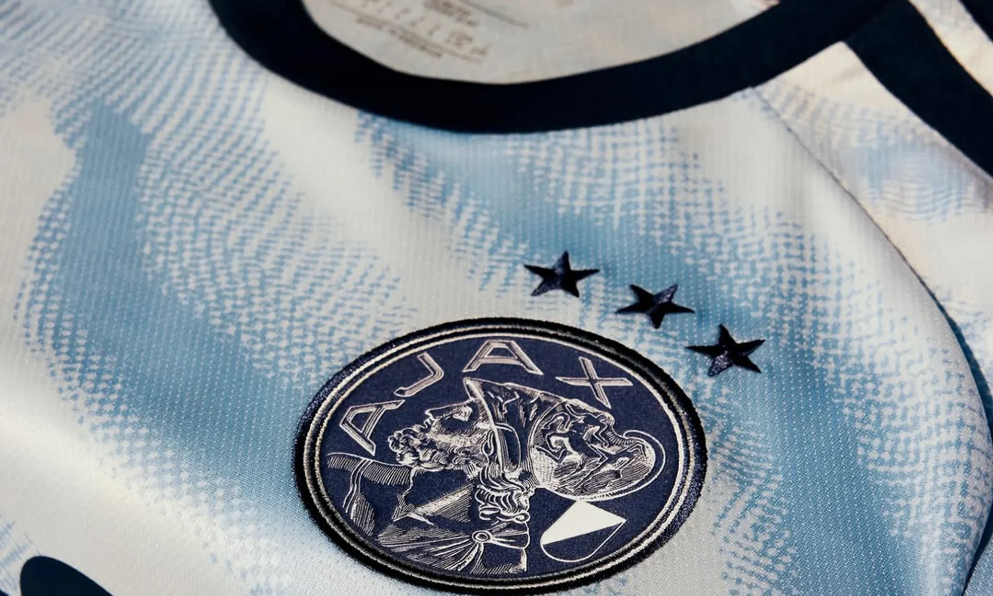 La tercera camiseta del Ajax 2026-2027 rescata el azul celeste de su historia