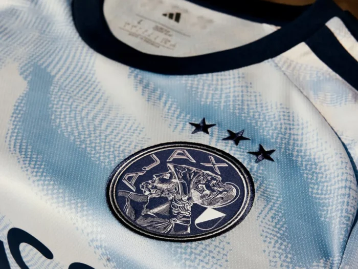 La tercera camiseta del Ajax 2026-2027 rescata el azul celeste de su historia