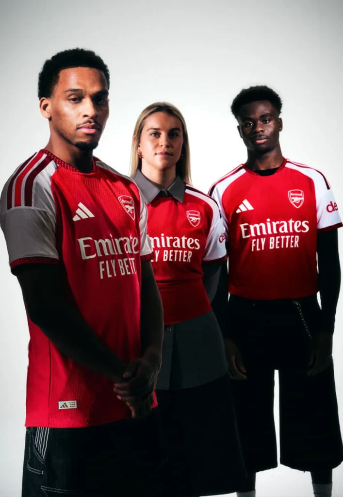 El Arsenal celebra los veinte años del Emirates en su camiseta local 2026-2027