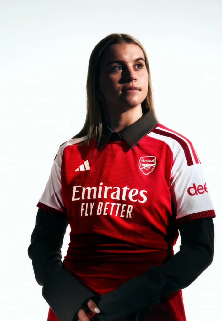 El Arsenal celebra los veinte años del Emirates en su camiseta local 2026-2027