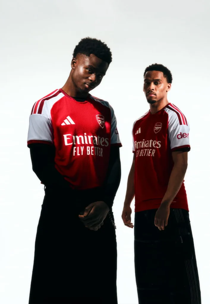 El Arsenal celebra los veinte años del Emirates en su camiseta local 2026-2027