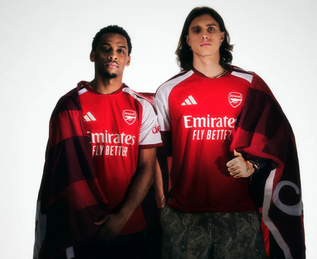 El Arsenal celebra los veinte años del Emirates en su camiseta local 2026-2027