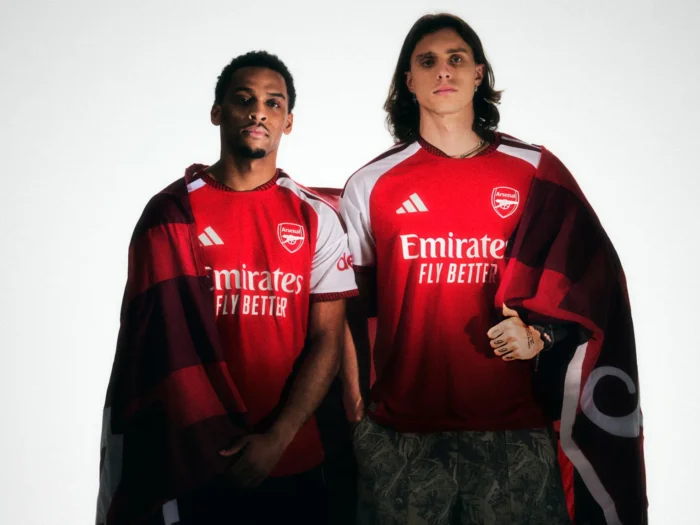 El Arsenal celebra los veinte años del Emirates en su camiseta local 2026-2027