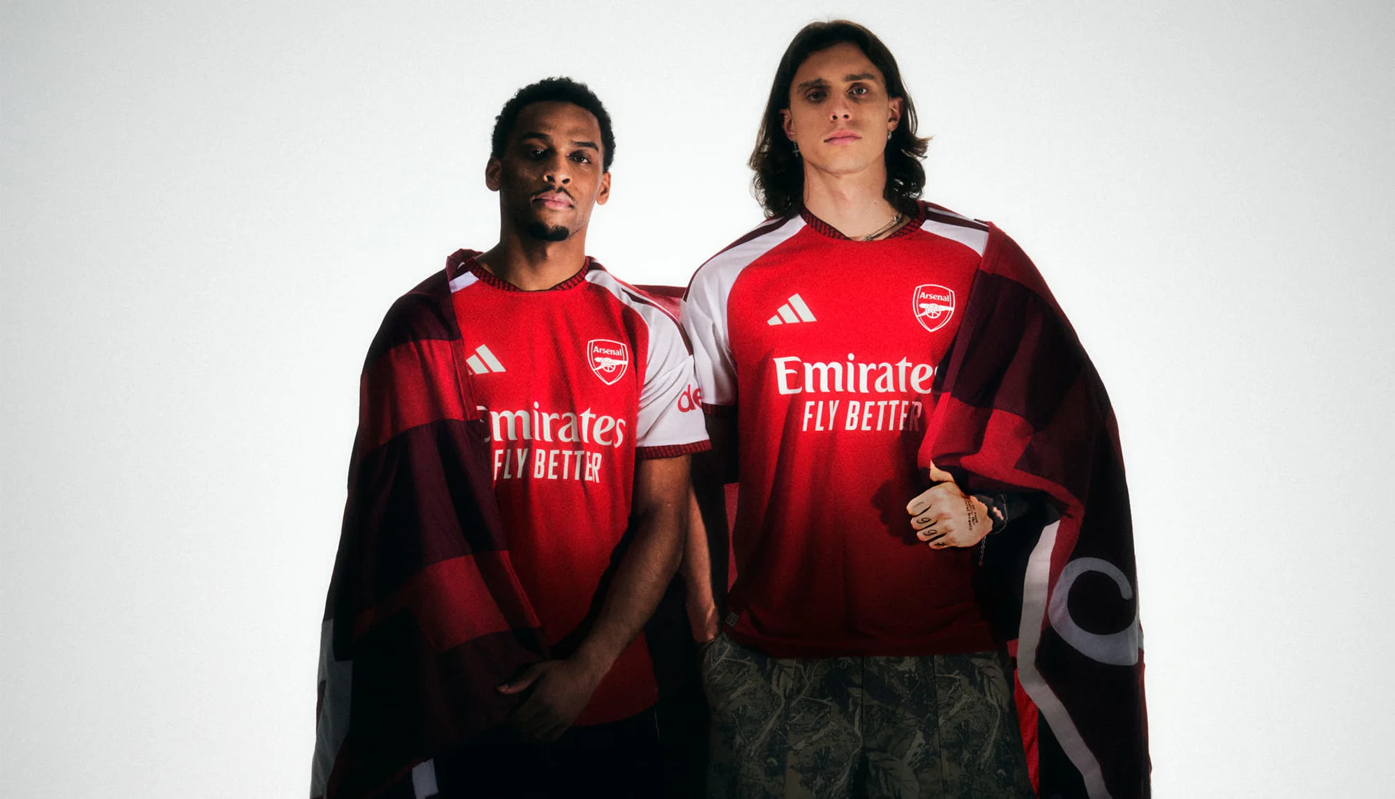 El Arsenal celebra los veinte años del Emirates en su camiseta local 2026-2027