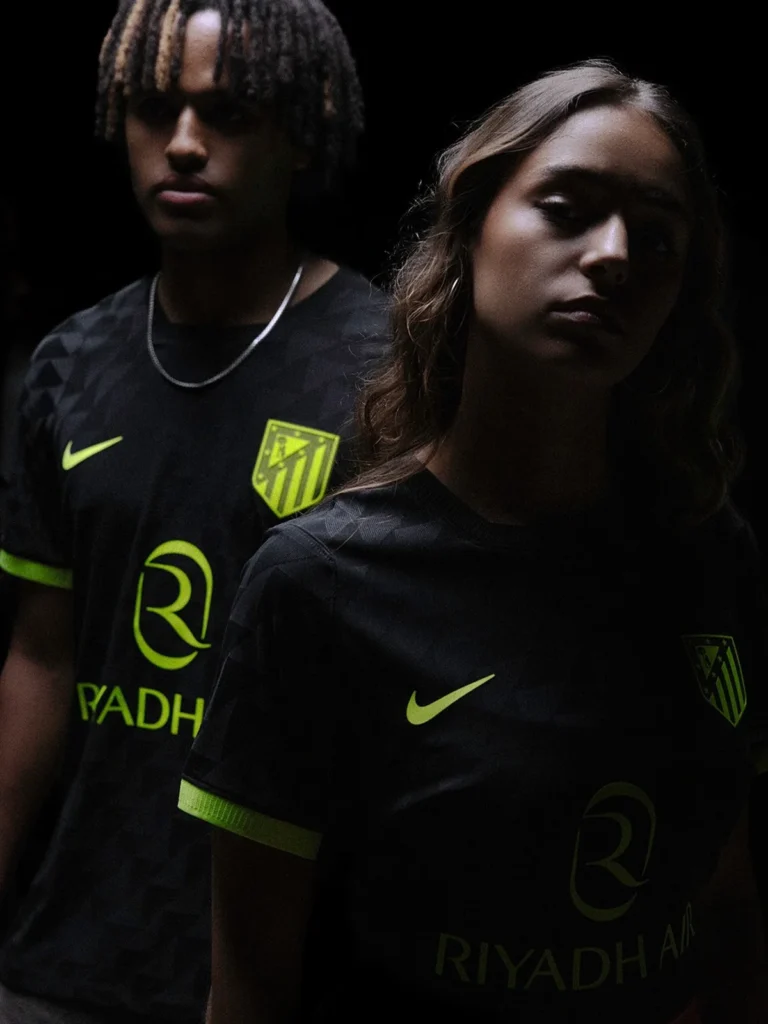 La camiseta suplente del Atlético de Madrid 2026-2027 se inspira en la noche madrileña
