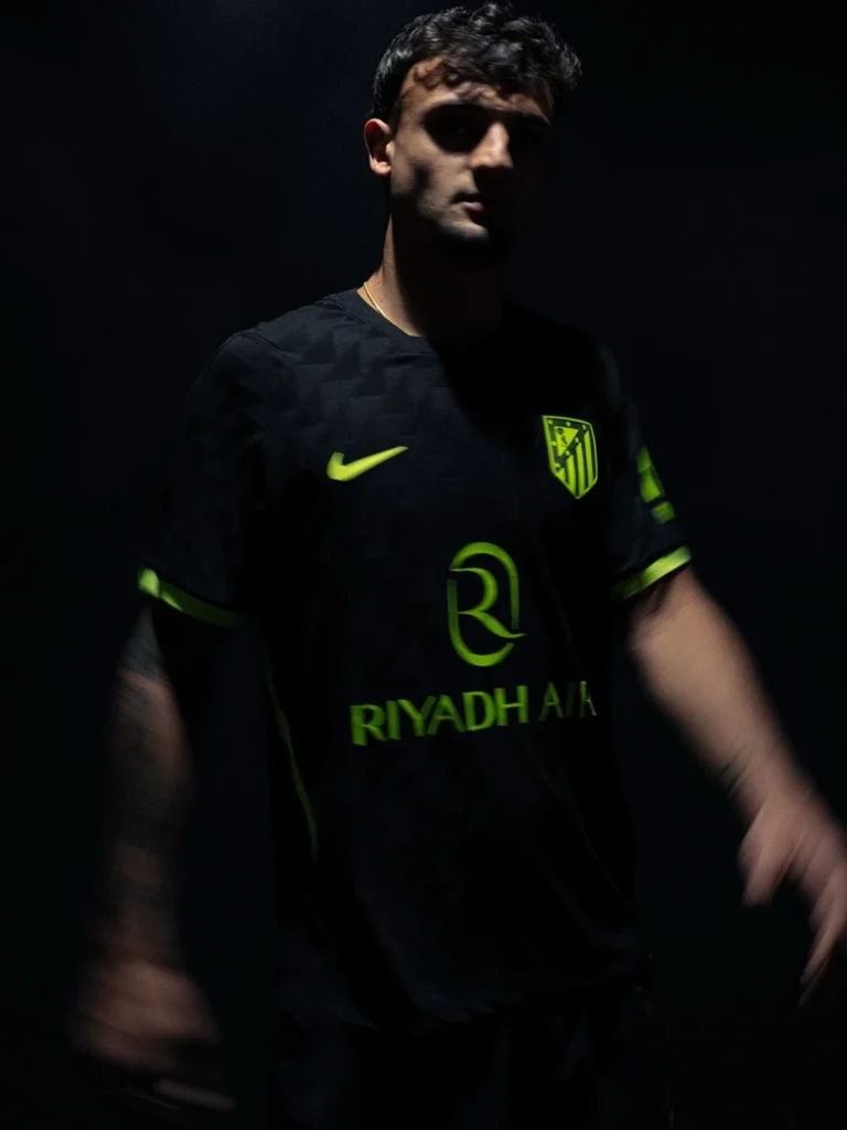 La camiseta suplente del Atlético de Madrid 2026-2027 se inspira en la noche madrileña