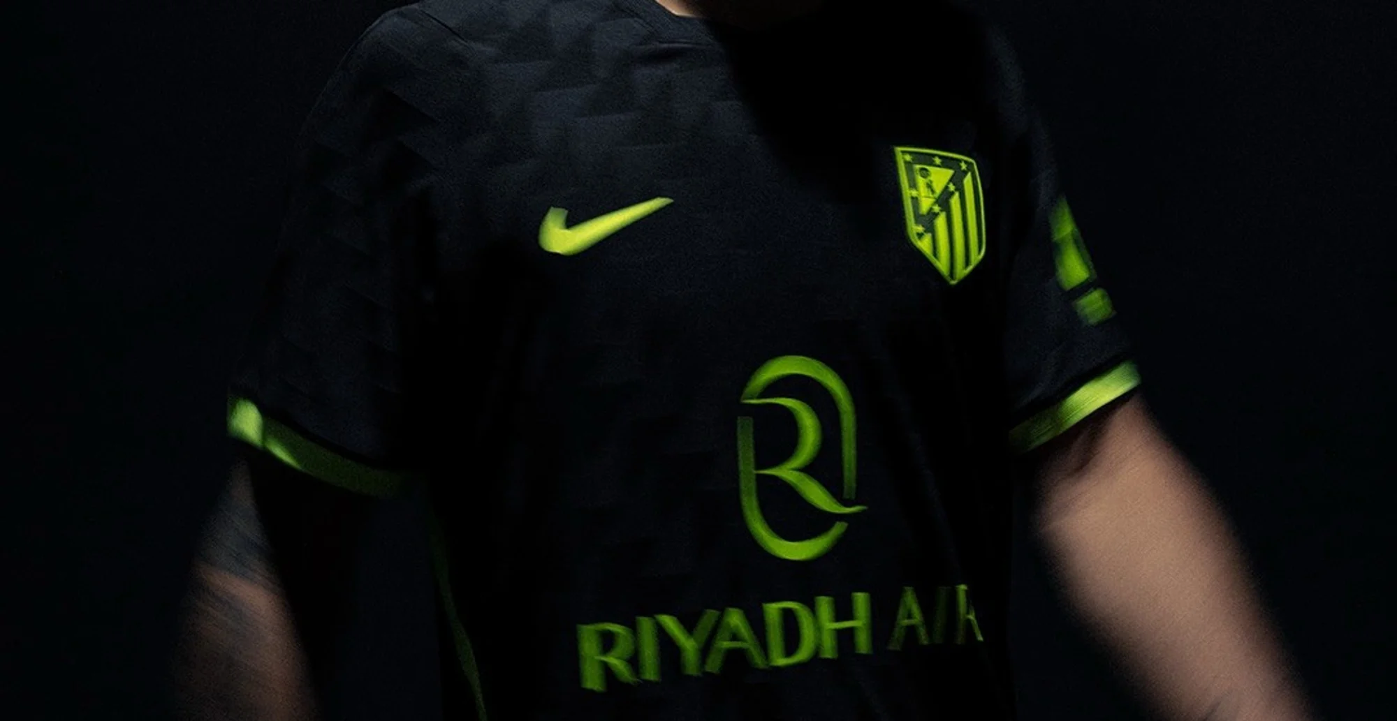 La camiseta suplente del Atlético de Madrid 2026-2027 se inspira en la noche madrileña