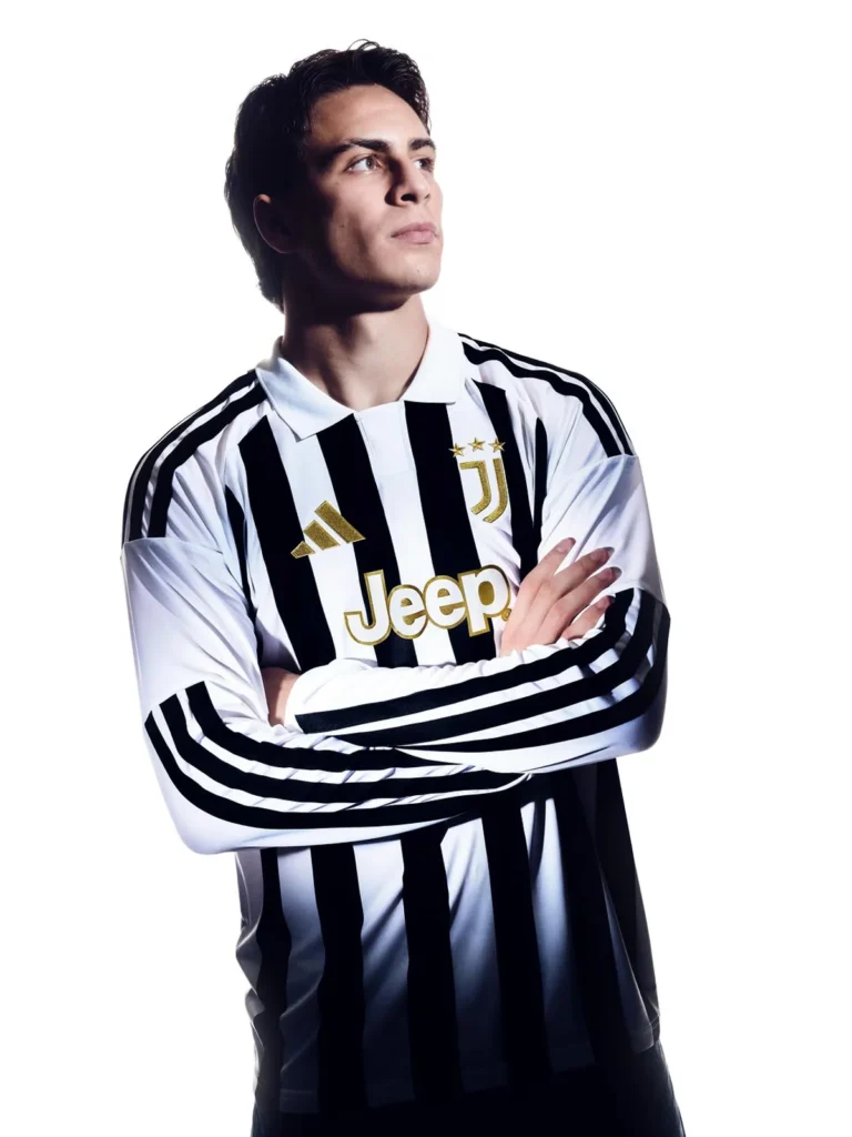 La Juventus celebra su primera Copa de la UEFA en la camiseta local 2026-2027