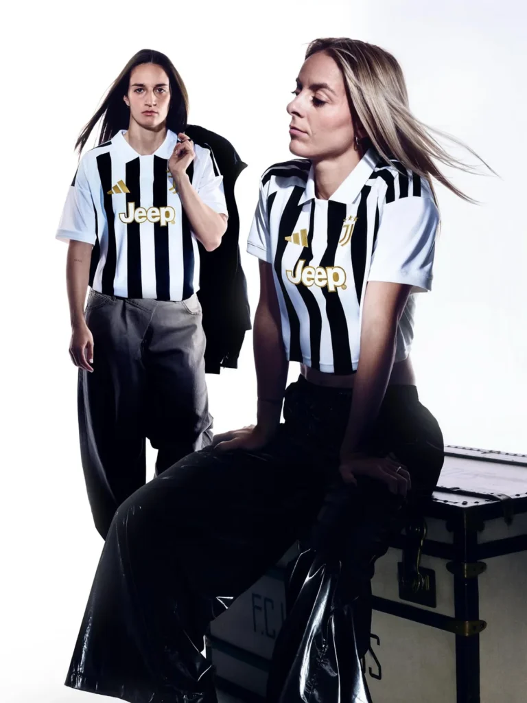 La Juventus celebra su primera Copa de la UEFA en la camiseta local 2026-2027
