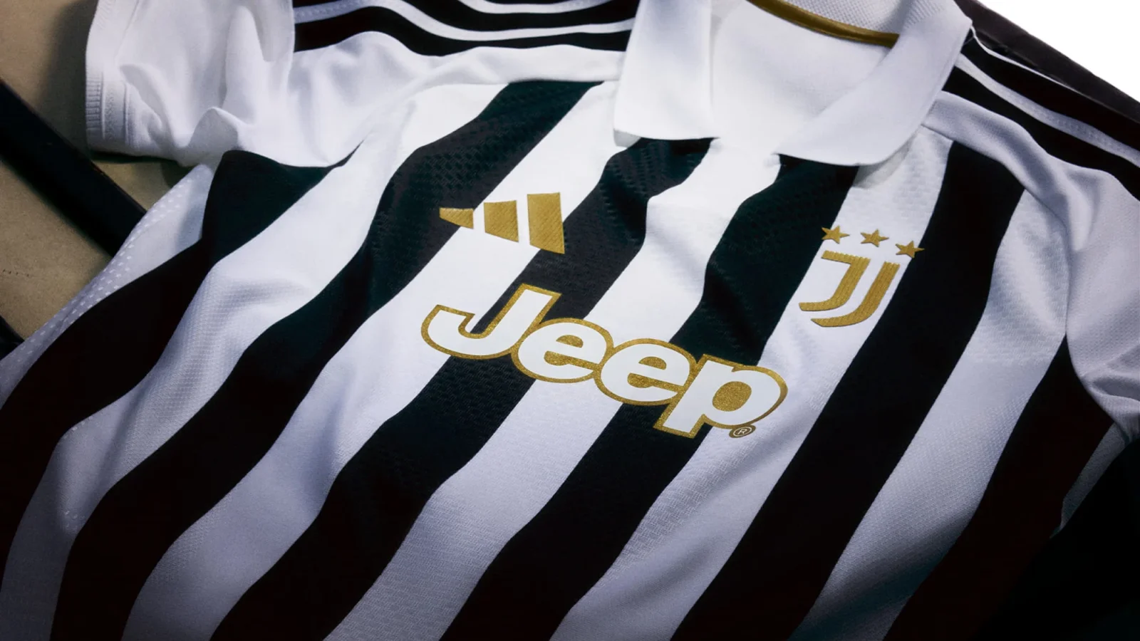 La Juventus celebra su primera Copa de la UEFA en la camiseta local 2026-2027