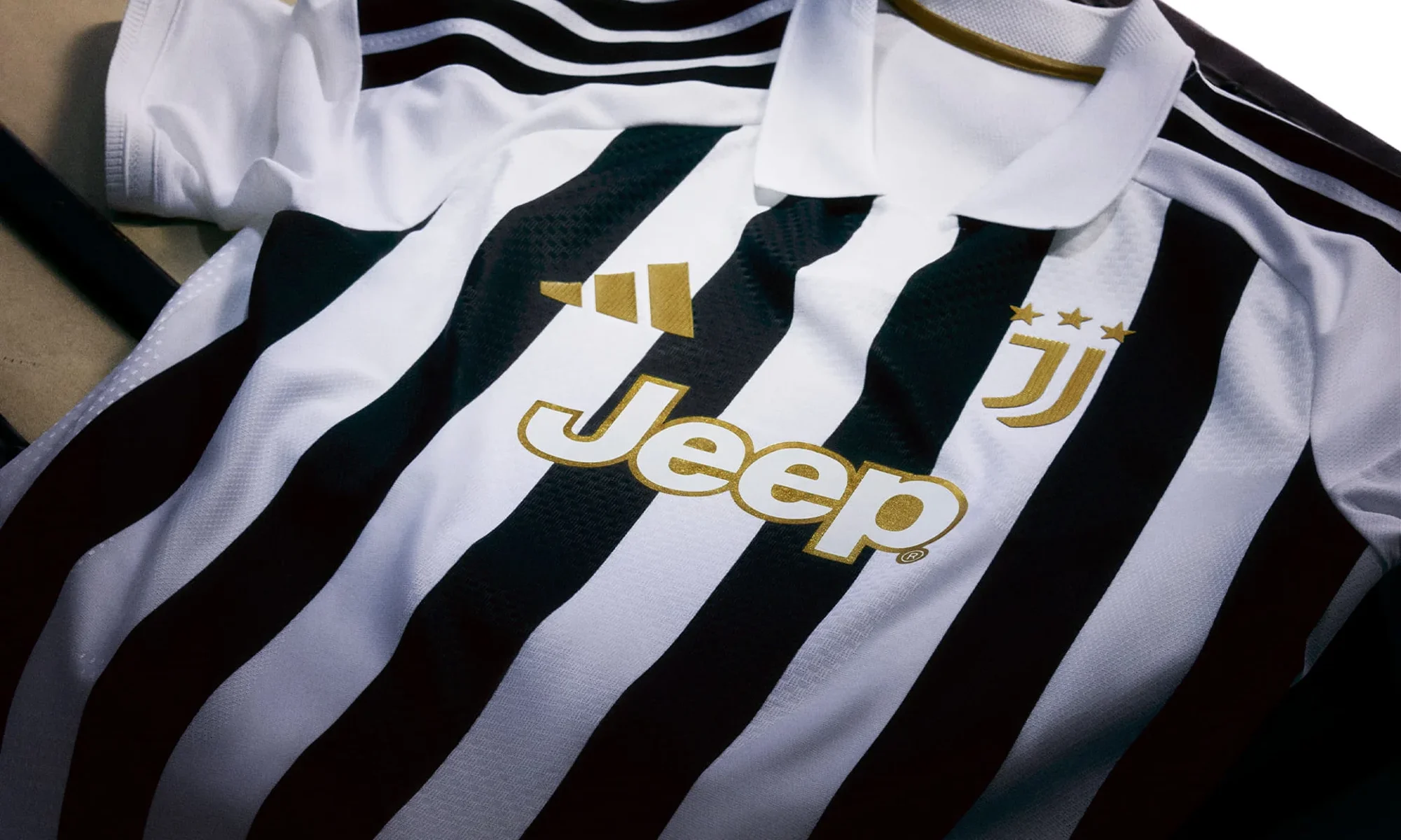 La Juventus celebra su primera Copa de la UEFA en la camiseta local 2026-2027