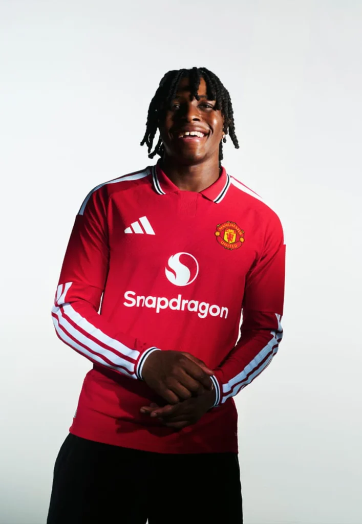 El Manchester United viaja a 1977 con su camiseta local 2026-2027