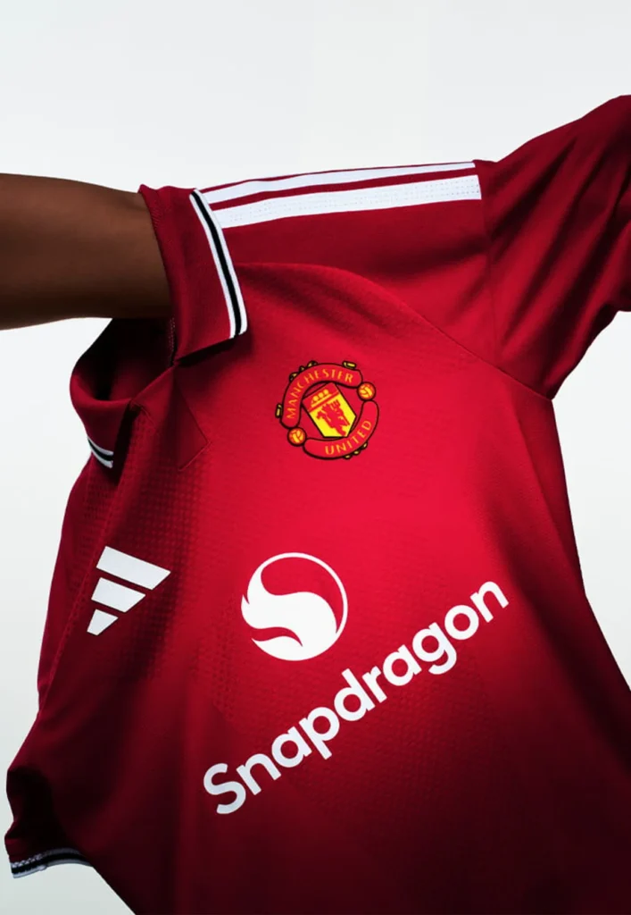 El Manchester United viaja a 1977 con su camiseta local 2026-2027