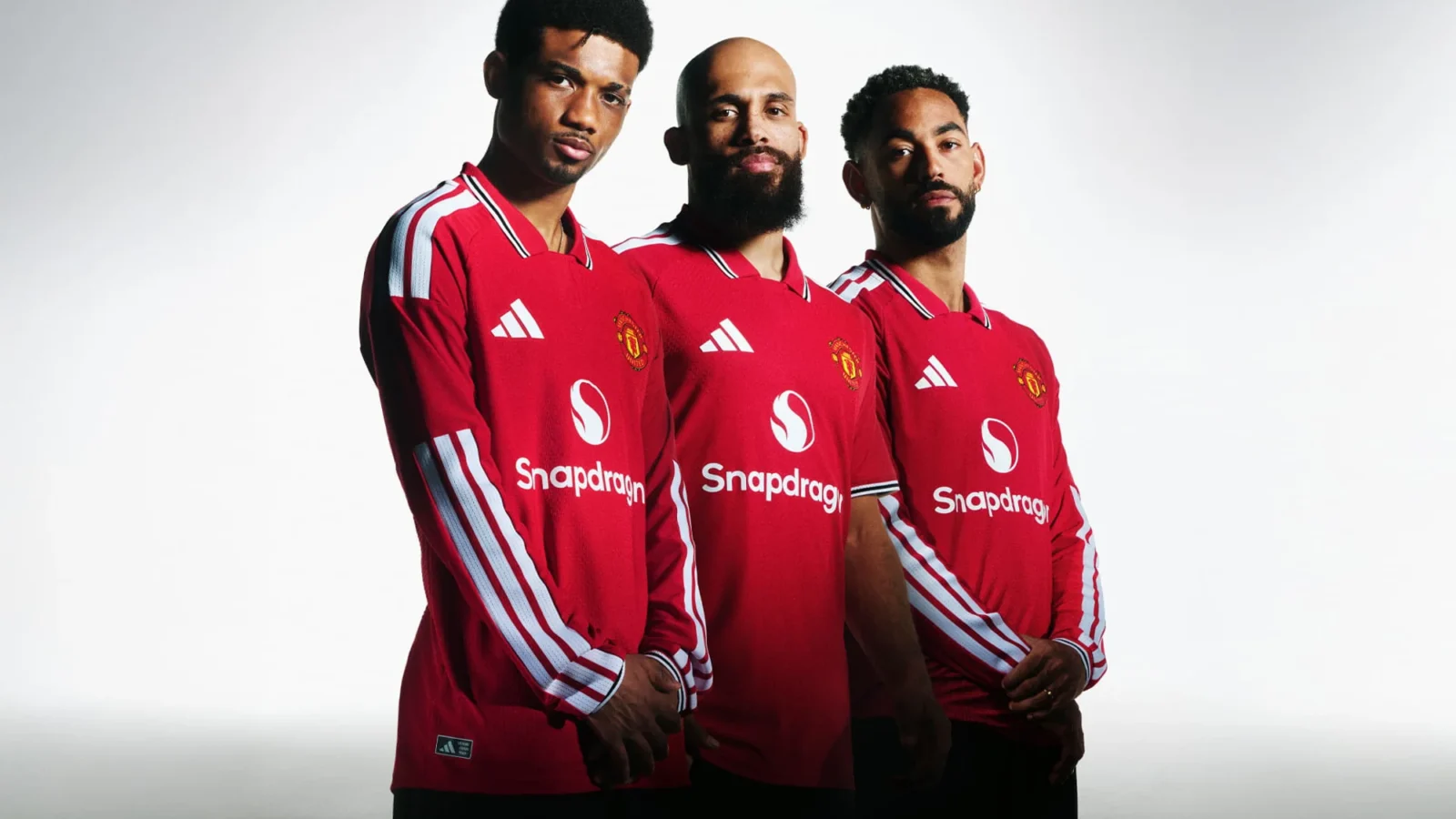 El Manchester United viaja a 1977 con su camiseta local 2026-2027