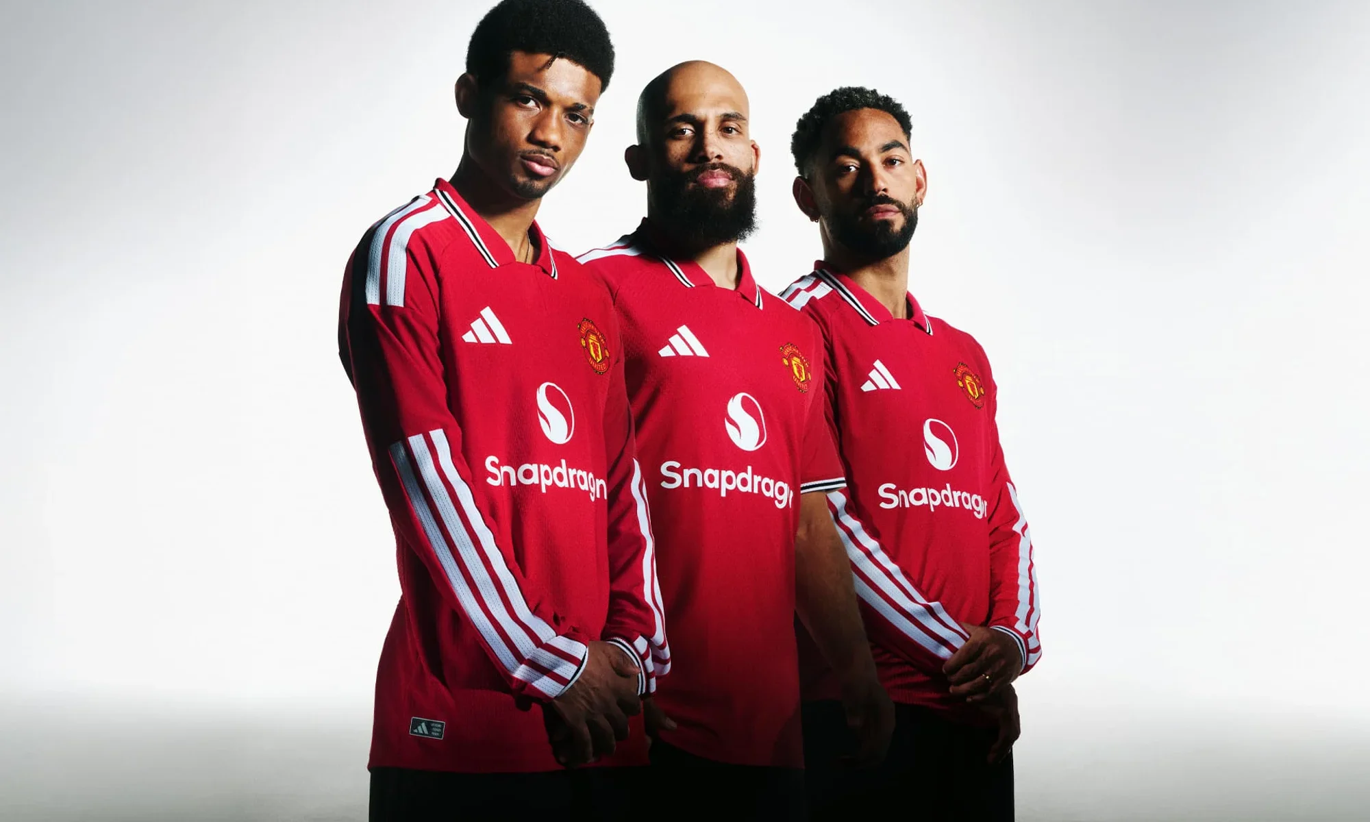 El Manchester United viaja a 1977 con su camiseta local 2026-2027