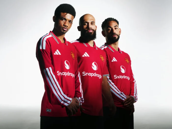 El Manchester United viaja a 1977 con su camiseta local 2026-2027