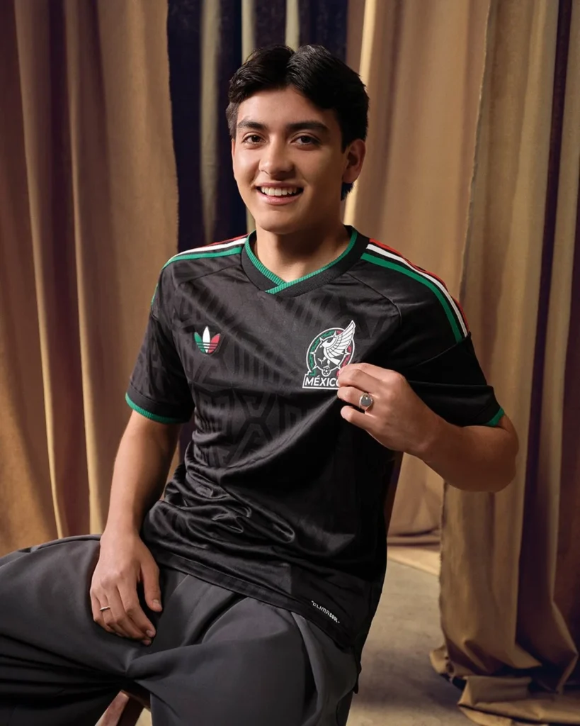 México estrena una tercera camiseta negra con el patrón MX tejido