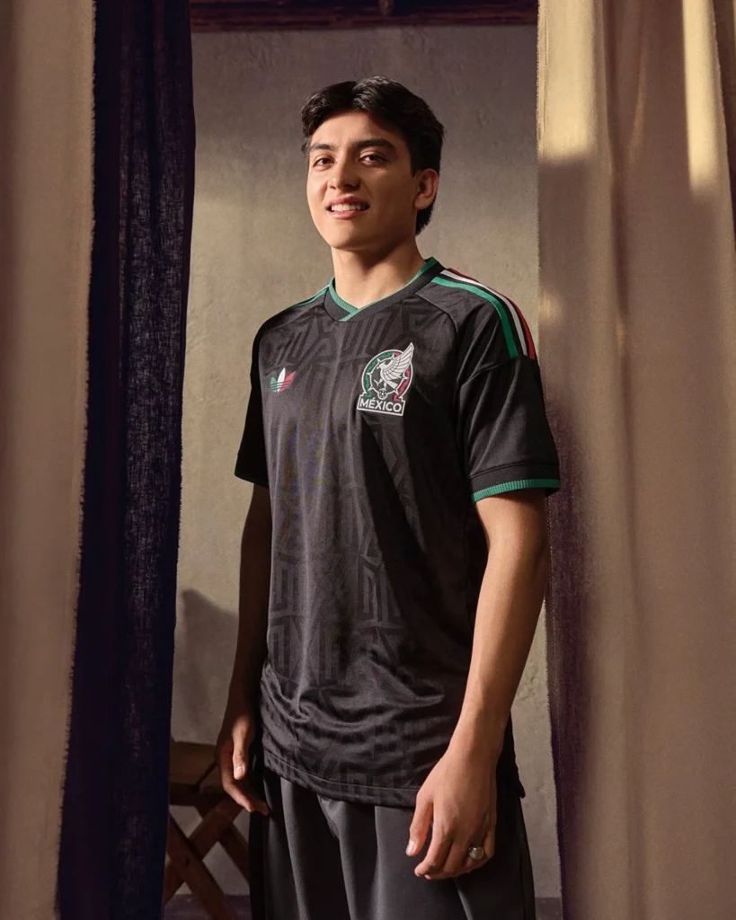México estrena una tercera camiseta negra con el patrón MX tejido