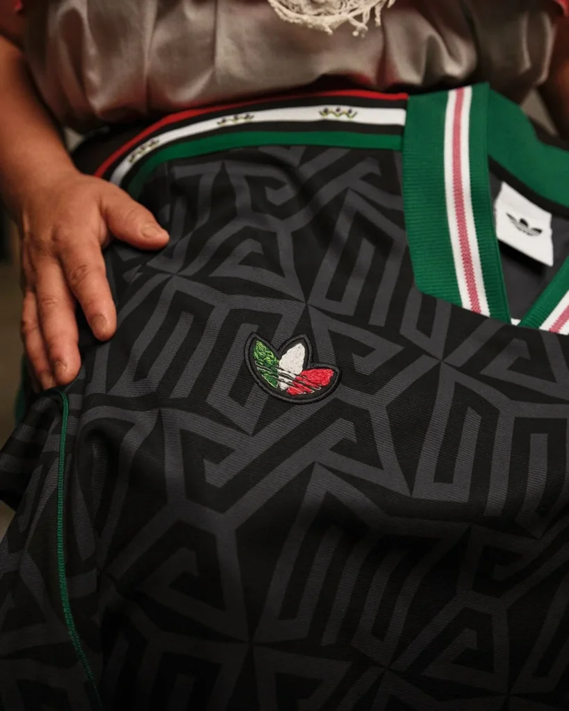México estrena una tercera camiseta negra con el patrón MX tejido