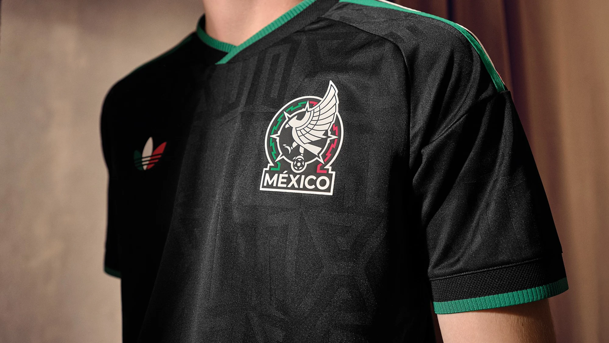 México estrena una tercera camiseta negra con el patrón MX tejido