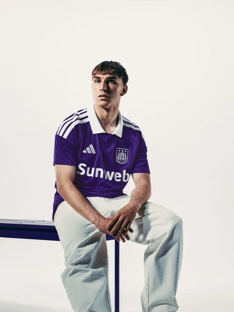 El Anderlecht vuelve a vestir de adidas medio siglo después con una camiseta ochentera