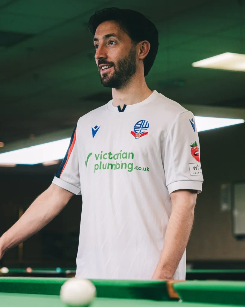 El Bolton Wanderers vuelve a la Championship con una camiseta que mira a sus años de Copa de la UEFA