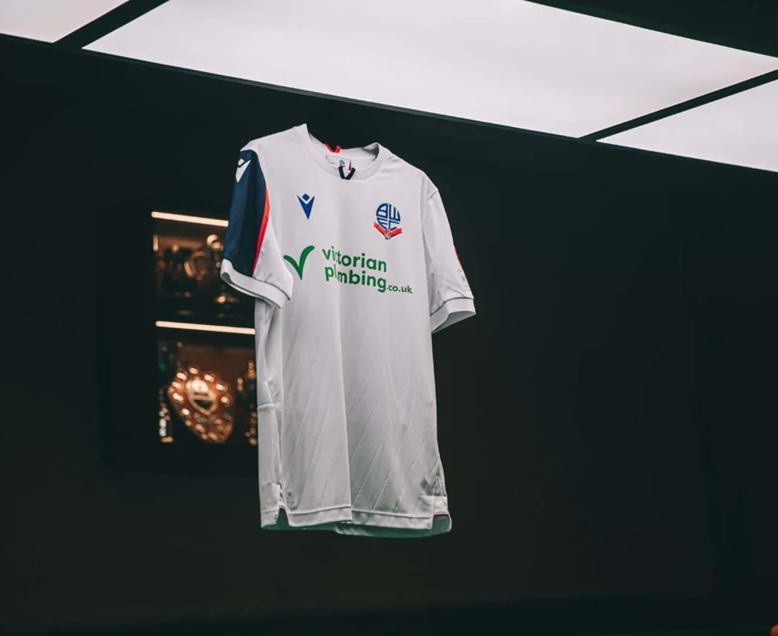 El Bolton Wanderers vuelve a la Championship con una camiseta que mira a sus años de Copa de la UEFA