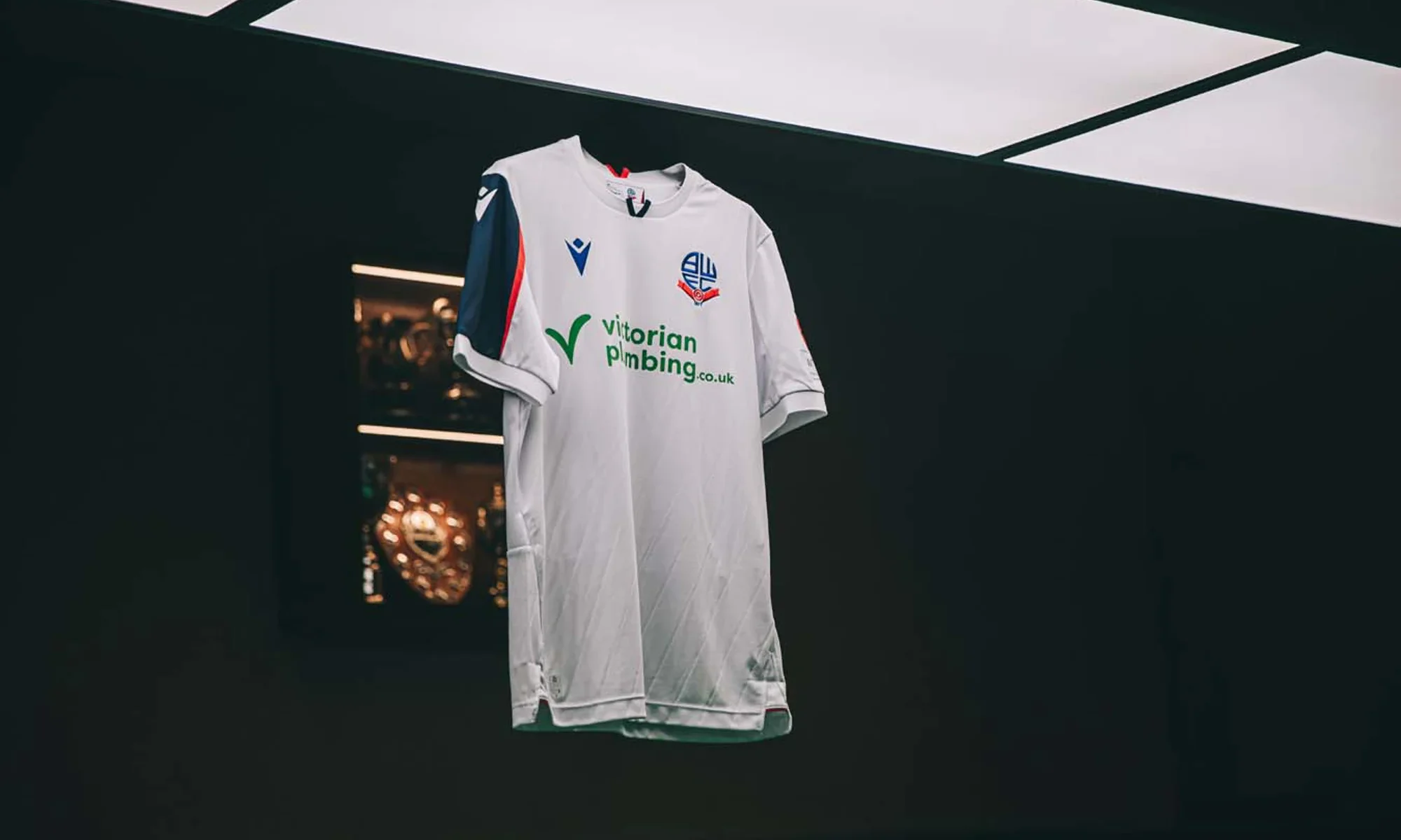 El Bolton Wanderers vuelve a la Championship con una camiseta que mira a sus años de Copa de la UEFA