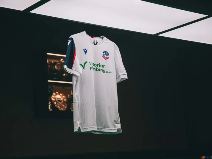 El Bolton Wanderers vuelve a la Championship con una camiseta que mira a sus años de Copa de la UEFA