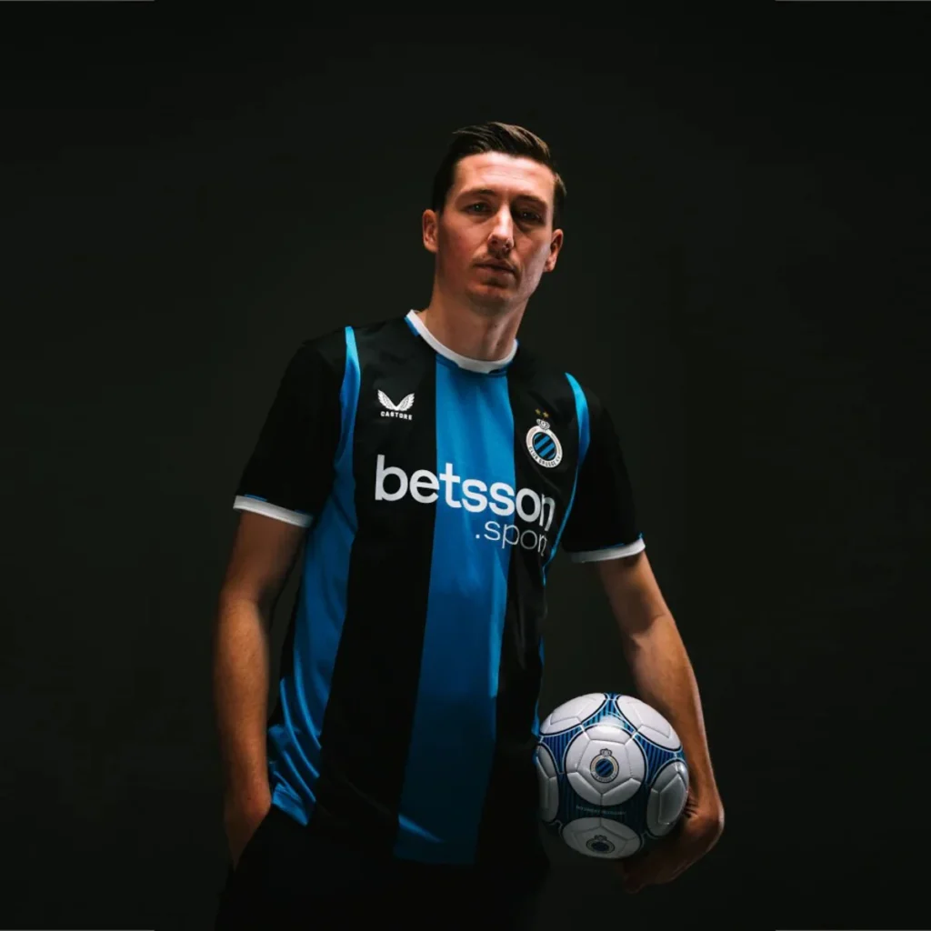 El Club Brujas estrena camiseta local con dos estrellas sobre el escudo