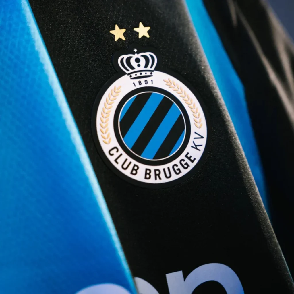 El Club Brujas estrena camiseta local con dos estrellas sobre el escudo
