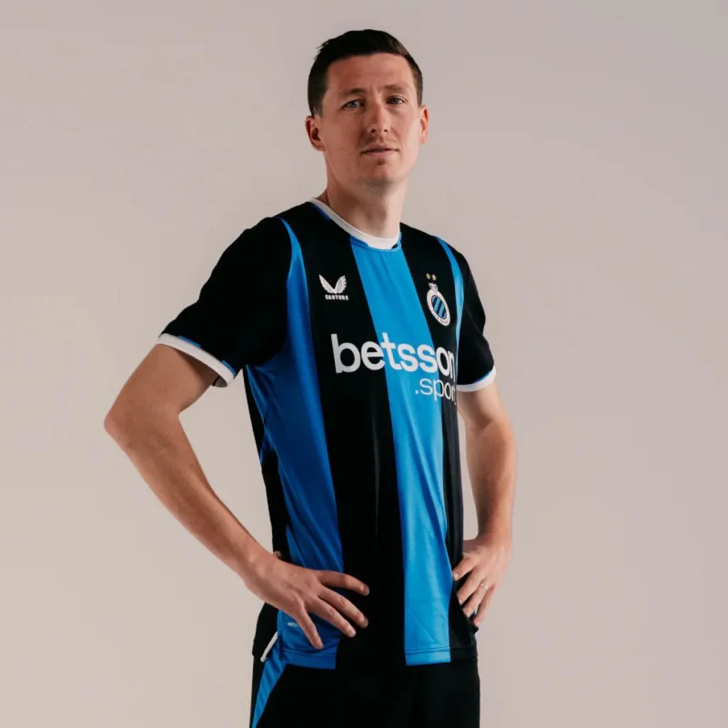 El Club Brujas estrena camiseta local con dos estrellas sobre el escudo