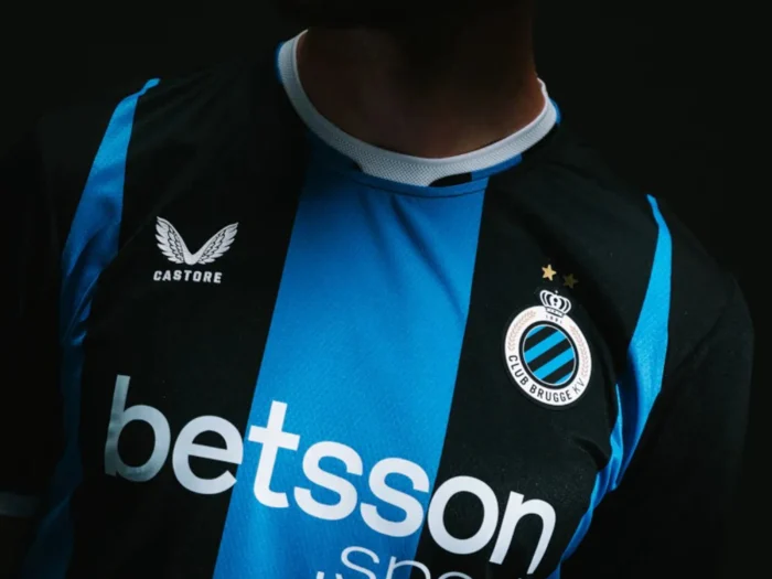 El Club Brujas estrena camiseta local con dos estrellas sobre el escudo