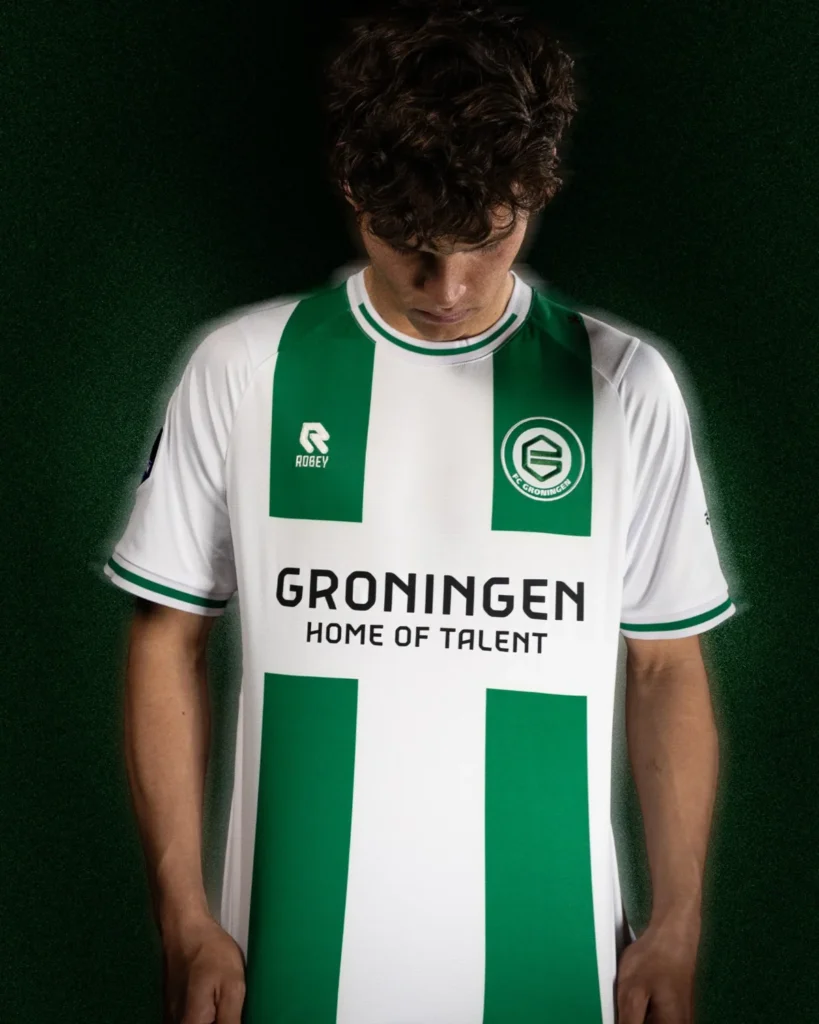 El FC Groningen rinde homenaje a su G y al morado en sus camisetas 2026-2027