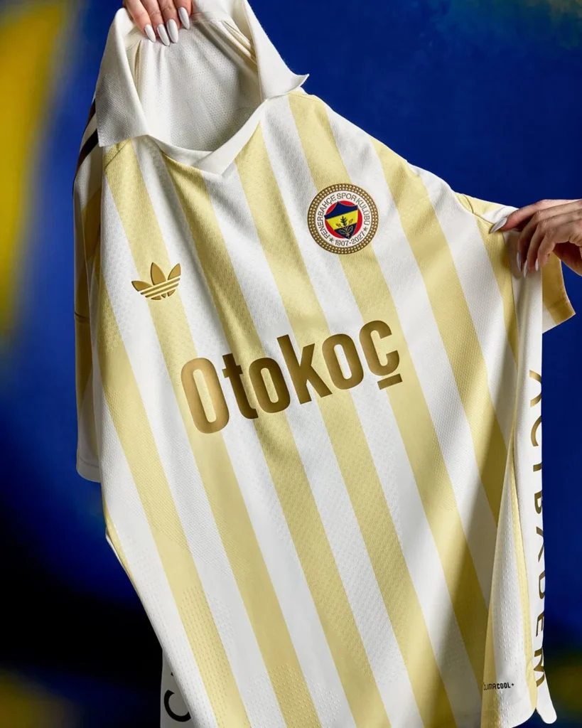El Fenerbahçe celebra sus 120 años con tres camisetas cargadas de historia
