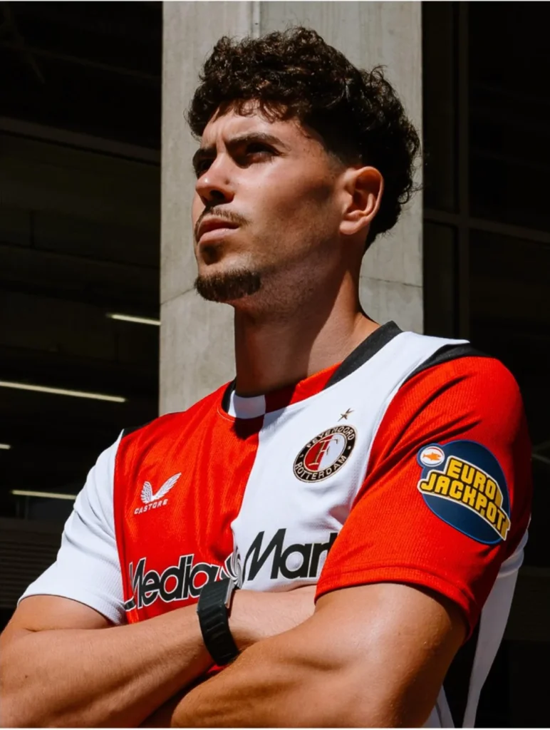 El Feyenoord recupera los años setenta en su camiseta local 2026-2027