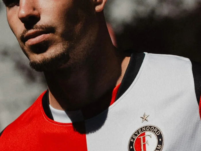 El Feyenoord recupera los años setenta en su camiseta local 2026-2027