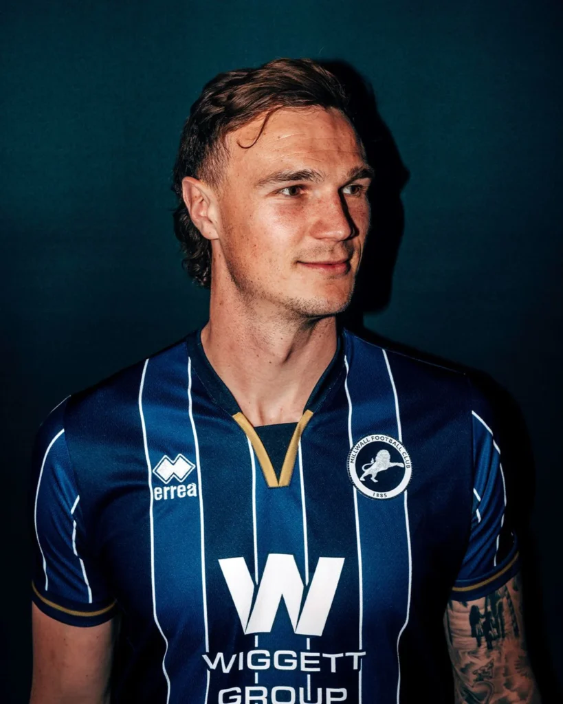 El Millwall recuerda su ascenso de 2017 en la nueva camiseta local