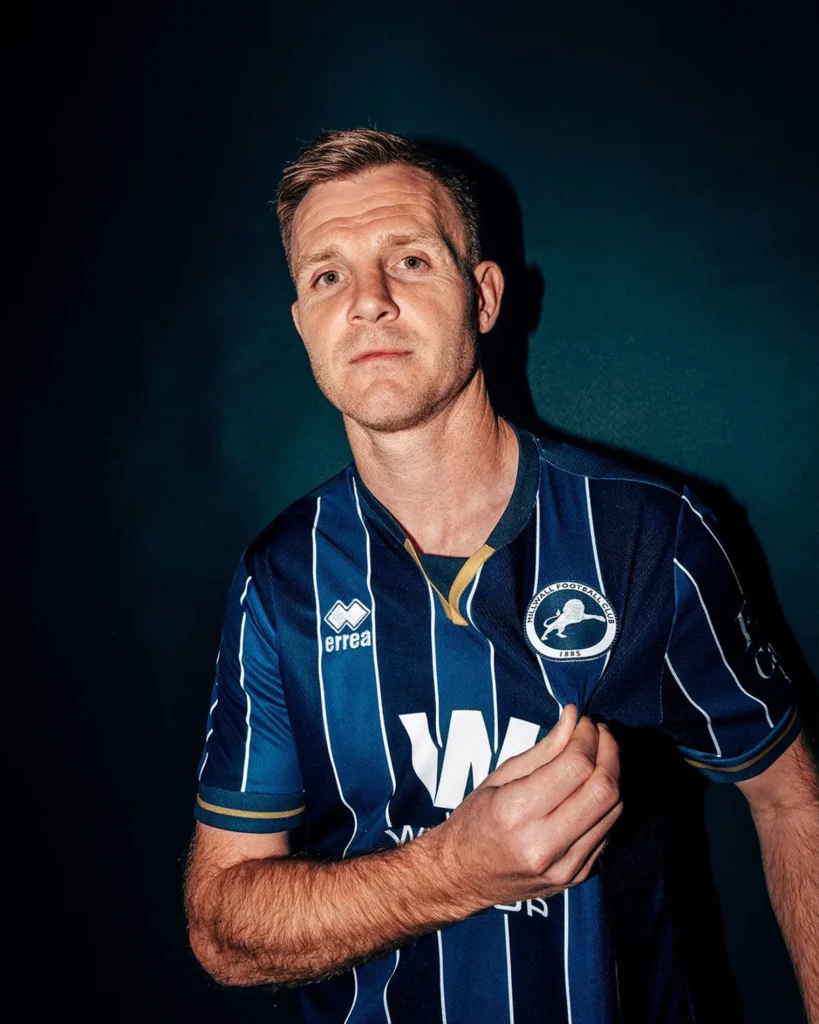El Millwall recuerda su ascenso de 2017 en la nueva camiseta local