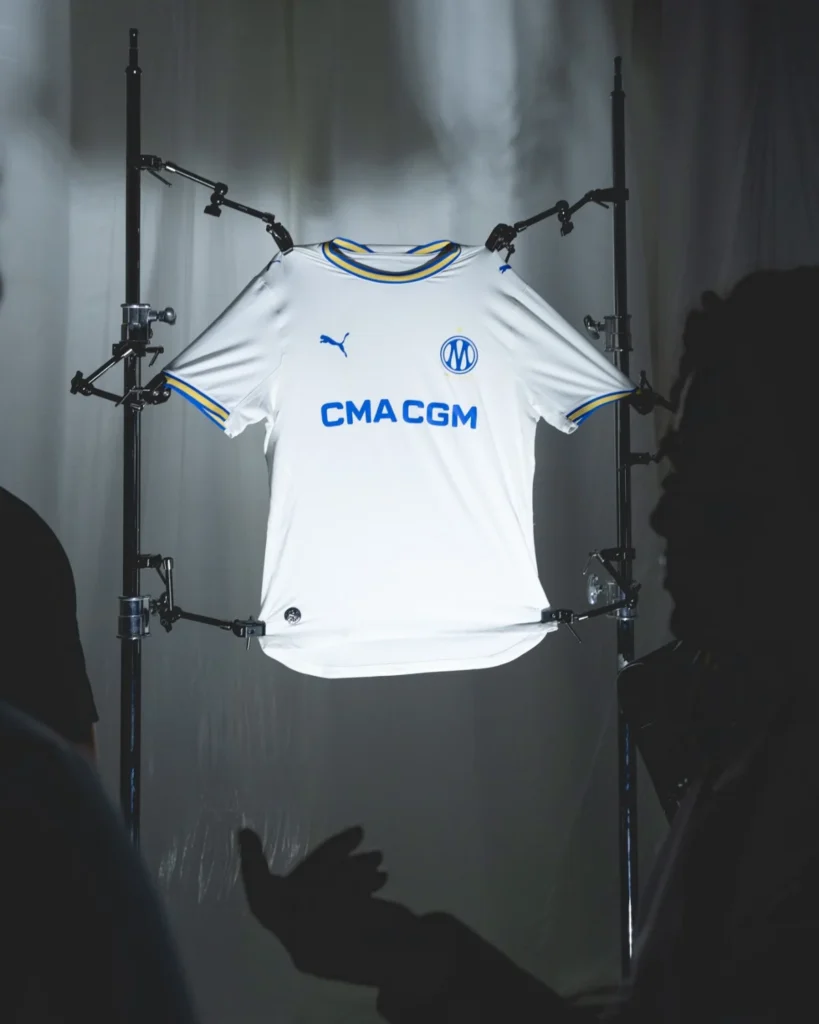 El Olympique de Marsella estrena su nuevo escudo en la camiseta local 2026-2027